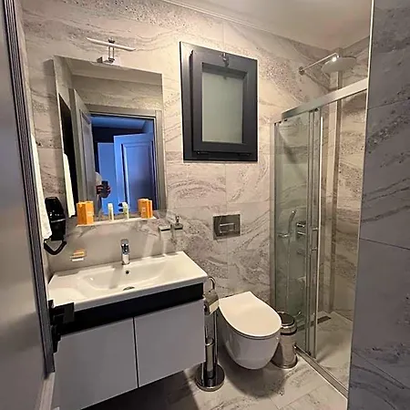 Pier21 House 4* دالامان