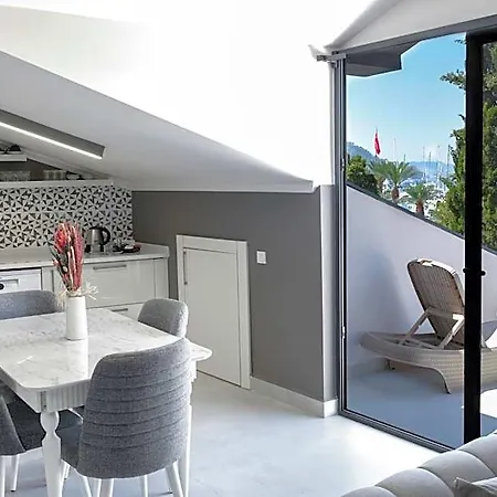 Pier21 House 4* دالامان