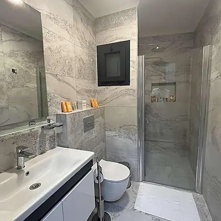 Pier21 House 4* دالامان